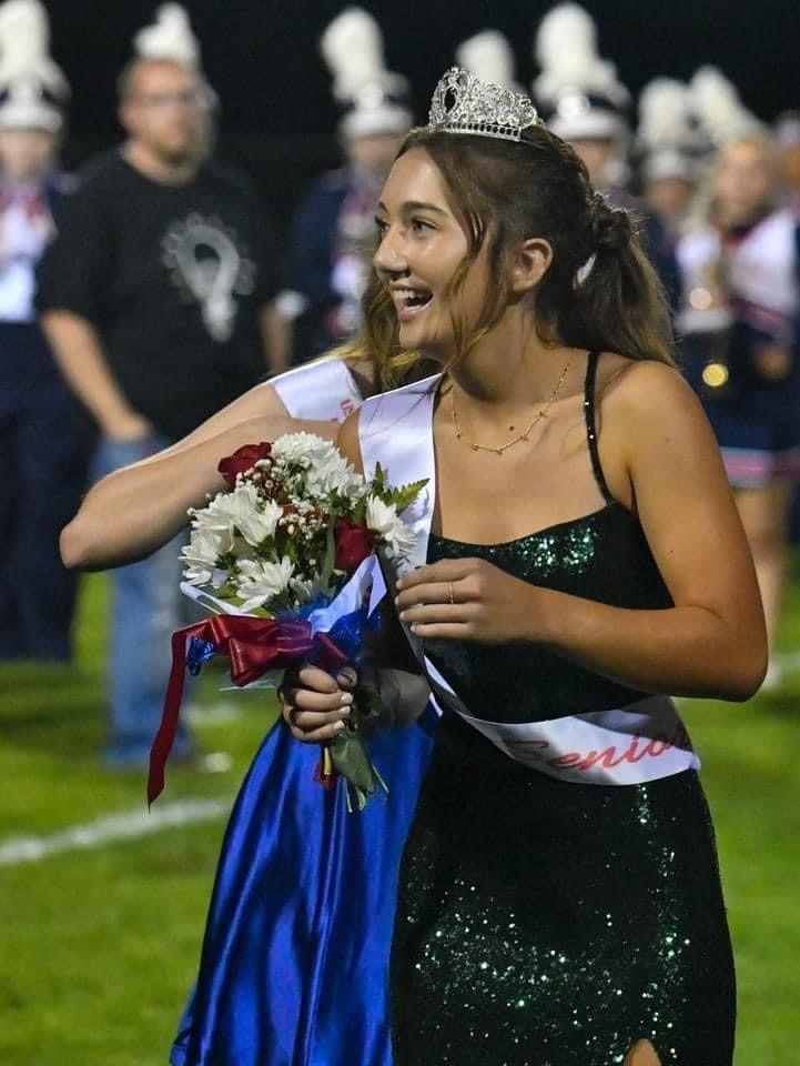 Crowning the 2021 Homecoming Queen